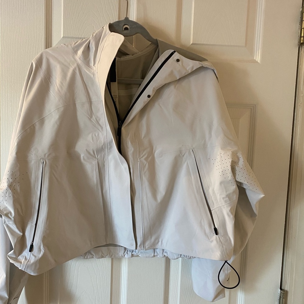 Lululemon rain chaser jacket size 8 white